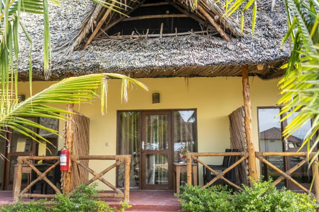 Weavers Lodge Pongwe Luaran gambar