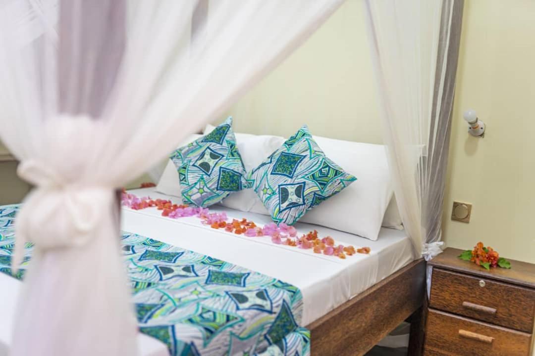 Weavers Lodge Pongwe Luaran gambar